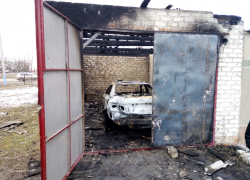 Ночью 18 января в Морозовске на улице Яблочкина сгорел гараж с машиной