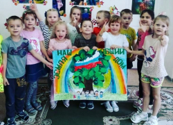 Группа "Радуга" в детском саду "Сказка" все вместе нарисовали рисунок к Дню народного единства