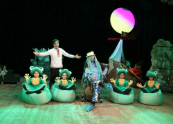 Видеозапись новогоднего представления "Летучий корабль" от Морозовского районного дома культуры появилась в Сети