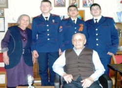 Воспитанники кадетского корпуса и волонтеры Морозовска поздравили ветерана с Новым годом и Днем рождения