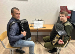 Баянист из Морозовска намерен зажечь интерес к народной музыке