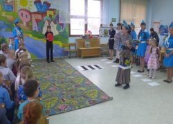Дошколята из Дома детского творчества научили Бабу Ягу правильно переходить дорогу