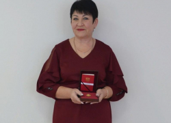 Знаком губернатора «За безупречную службу» награждена Татьяна Красюкова из Морозовска