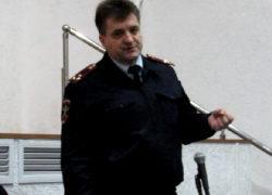 Бабушка, расталкивая полицейских, в Морозовске пыталась отправить последние деньги мошенникам