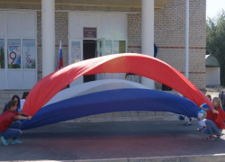 Танец "Триколор" исполнили в Вознесенском СДК ко Дню флага