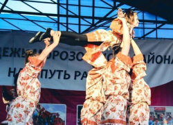 Молодежь выступила в свой праздник на сцене Морозовска и попала на видео