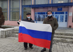 Жители станицы Вольно-Донской подняли триколор в поддержку российских спортсменов на Олимпийских играх в Пекине