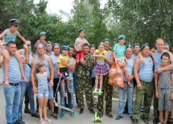 Десантники Морозовска в День ВДВ от чистого сердца подарили подарки детям из приюта