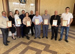 Лучших работников ЖКХ Морозовского района отблагодарили грамотами