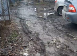«Издевательство»: житель Морозовска пожаловался на грязь из-за машин