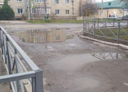 Лужи на заезде в школу №4 в Морозовске исчезнут в 2024 году