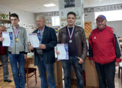Мастер ФИДЕ из Морозовска стал первым на турнире в честь праздника "Весны и труда" в поселке Зимовники