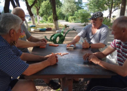 Геннадий Ходеев и Сергей Васильев стали победителями соревнований по домино в Морозовске