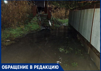 Возможность пройти только в сапогах! – морозовчанин о луже, затруднившей досуп к мосту с улицы Чернышевского