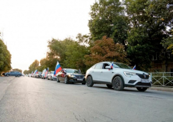 Яркие краски развивающегося триколора подарил улицам Морозовска семейный автопробег в честь Дня государственного флага