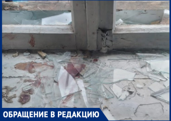 "Куда обратиться, не знаю", - морозовчанка боится оставлять ребенка одного из-за брата, превратившего ее дом в руины