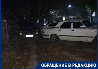 «По тротуару не пройти»: мама из Морозовска пожаловалась на хаос с парковкой на улице Карла Маркса
