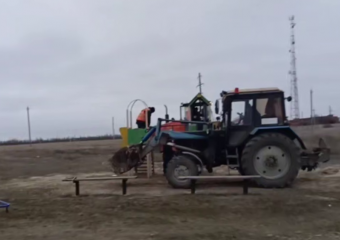 В Морозовске сносят детскую площадку 