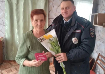 Полицейские навестили семьи погибших коллег в преддверии 8 марта