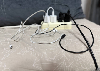 Телефон под подушкой и зарядка на всю ночь: привычки, которые могут закончиться ЧП