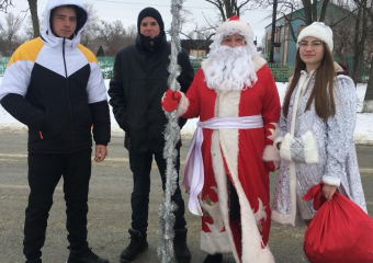 Быть в этом году счастливыми, здоровыми и любимыми! - пожелали жителям станицы Вольно-Донской Дед Мороз со Снегурочкой