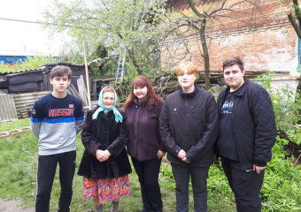 Волонтёры морозовского отряда "На крыльях добра!" оказали помощь ребенку войны Галине Ивановне, во дворе которой рухнуло старое дерево