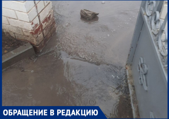 Хоть бы кирпичей положили! – морозовчанка пожаловалась на огромную лужу у входа в детскую поликлинику