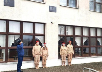 В гимназии №5 в Морозовске открыли мемориальную доску выпускнику Валерию Карбовскому, погибшему в ходе спецоперации 