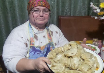 Нина Петровна Гарибян научила корреспондента "Блокнота Морозовска" правильно готовить манты