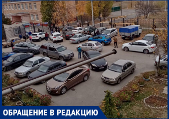 Невозможно заехать во двор! - жители дома 128 на улице Кирова возмутились, что каждую субботу их двор забит чужими машинами