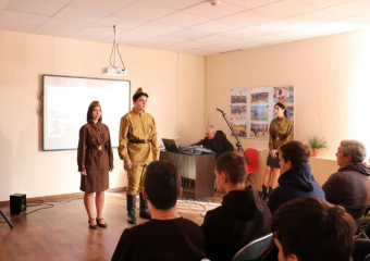 Литературно-музыкальную композицию "Не властно над памятью время" провели для молодежи в морозовском ММЦ