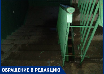 Подъезд многоквартирного дома на улице Зеленского в Морозовске снова залило водой