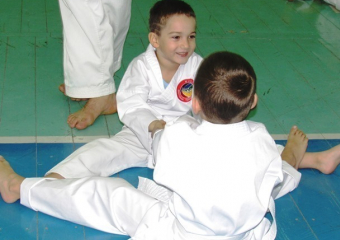 Активная разминка маленьких каратистов с растяжкой и высокими прыжками попала в Морозовске на видео