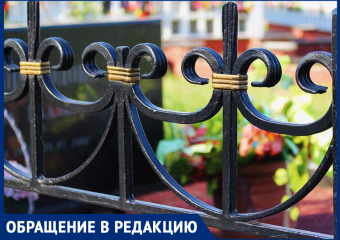 На Южном кладбище в Морозовске со старых могил кто-то украл оградки