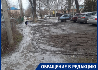 «Тротуар превратили в проезжую часть»: горожане требуют решить проблему с безопасностью пешеходов