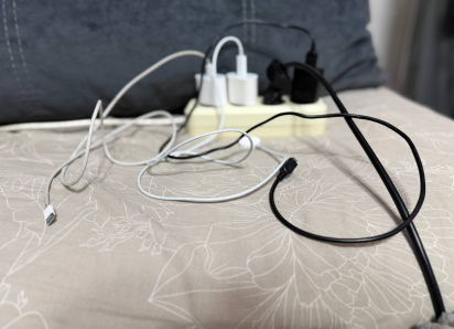 Телефон под подушкой и зарядка на всю ночь: привычки, которые могут закончиться ЧП