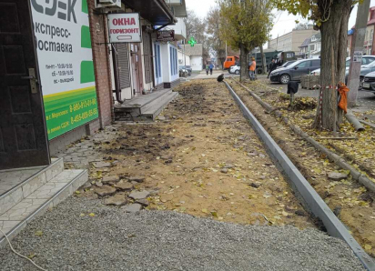 В Морозовске ремонтируют тротуары - на этот раз на улице Ленина