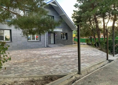 У Межпоселенческой библиотеки Морозовского района обновляют территорию