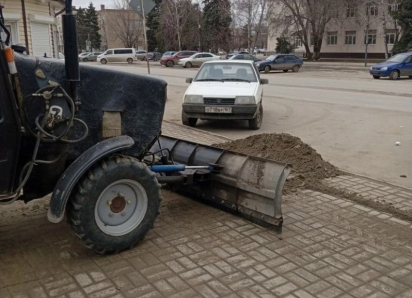 В Морозовске стартовала уборка тротуаров