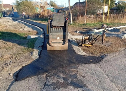 В Морозовске борются с лужами на улице Ленина