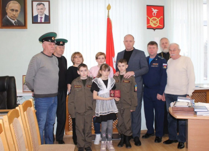 Орден мужества погибшего военнослужащего вручили в руки вдовы