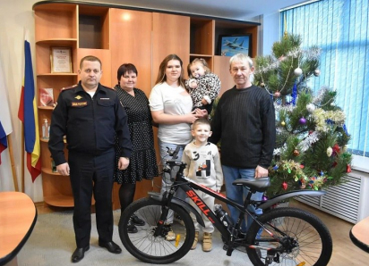 Полицейские Морозовска исполнили новогоднюю мечту ребенка