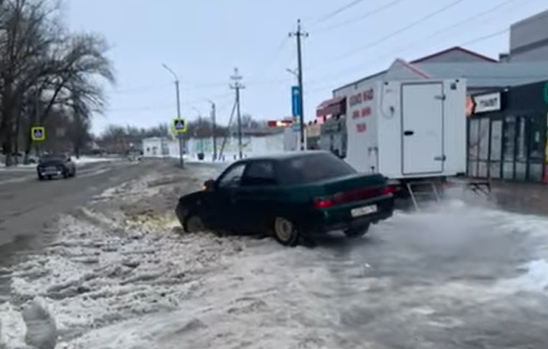 Машины застревают и буксуют, люди падают: Морозовск на январских ...