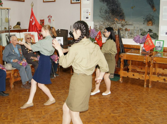 В Морозовске школьники и студенты подарили ветеранам музыкальное представление