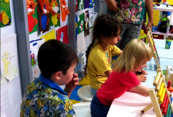 Дети бесплатно хозяйничали в игровой комнате торгового комплекса Морозовска