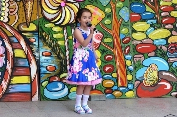 Выступление Дарины Гаврюховой возле Дома культуры в Морозовске попало на видео