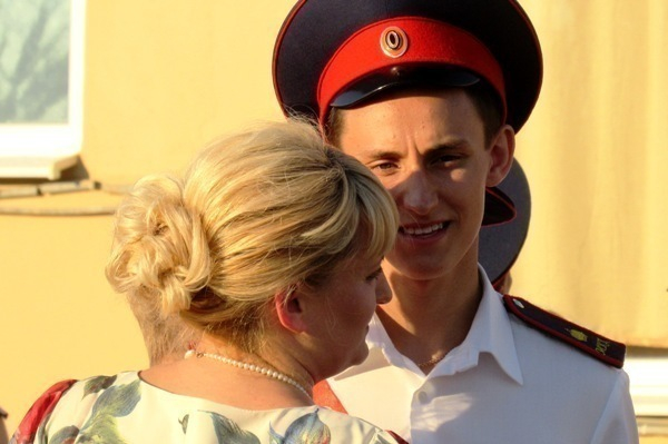 Торжественно попрощавшиеся со знаменем корпуса кадеты в Морозовске подарили вальс мамам