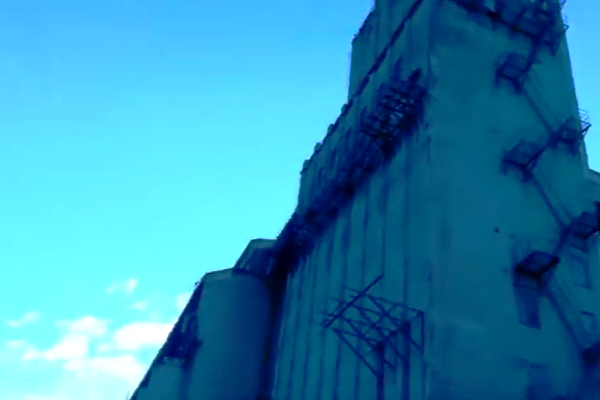 Руферы залезли на крышу элеватора в Морозовске и сняли это на видео