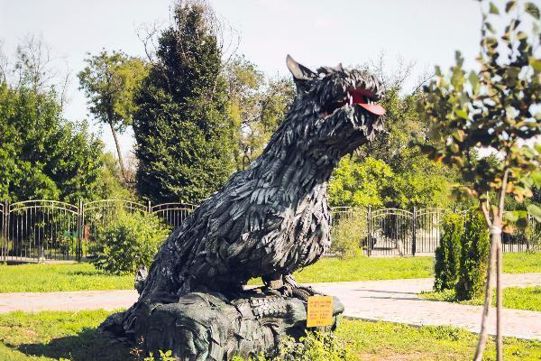 Мифическое животное из старых покрышек подарили городскому парку Морозовска