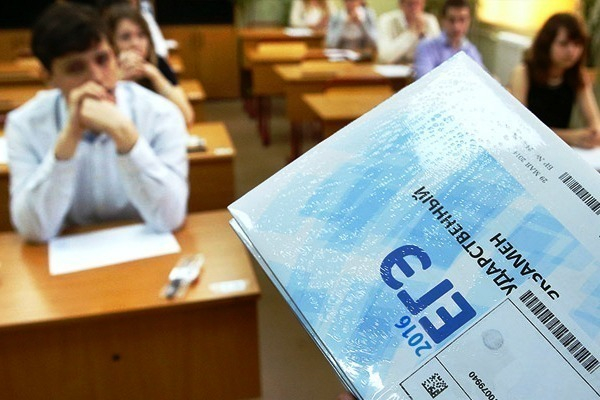 Кроме двоих выпускников ЕГЭ по обществознанию в Морозовске все сдали вовремя